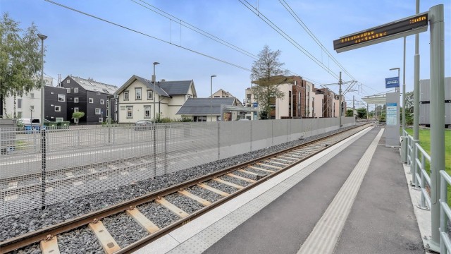 På Holtet finner du også trikkestasjonen med rute 13 og 19 som tar deg raskt og enkelt ned til bl.a. Oslo sentrum. Det er også kort vei til Sørli trikkestasjon