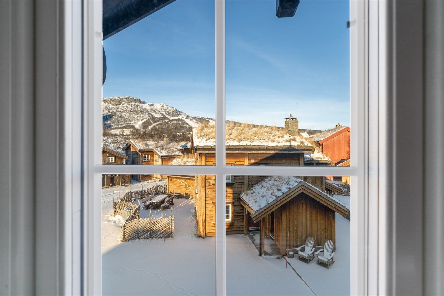 Utsikten mot skisenteret. Har heisen startet?