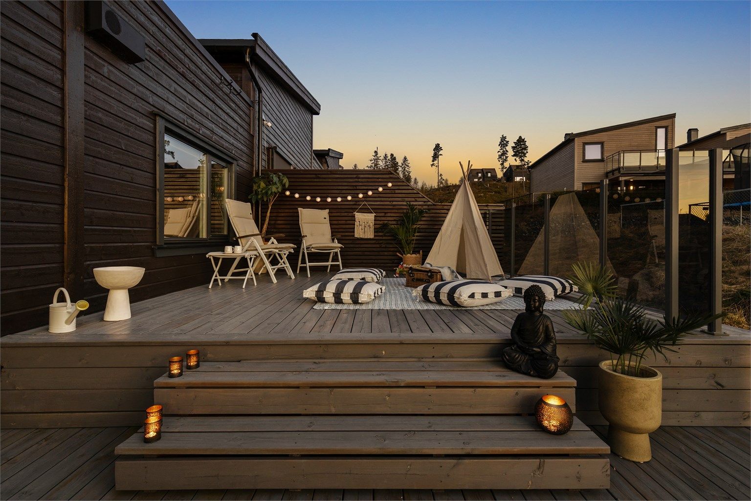 Fra kjøkkenet er det utgang til en terrasse på hele 41 m², fordelt over to plan. En sosial sone med god plass for familie og venner.