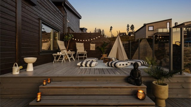 Fra kjøkkenet er det utgang til en terrasse på hele 41 m², fordelt over to plan. En sosial sone med god plass for familie og venner.