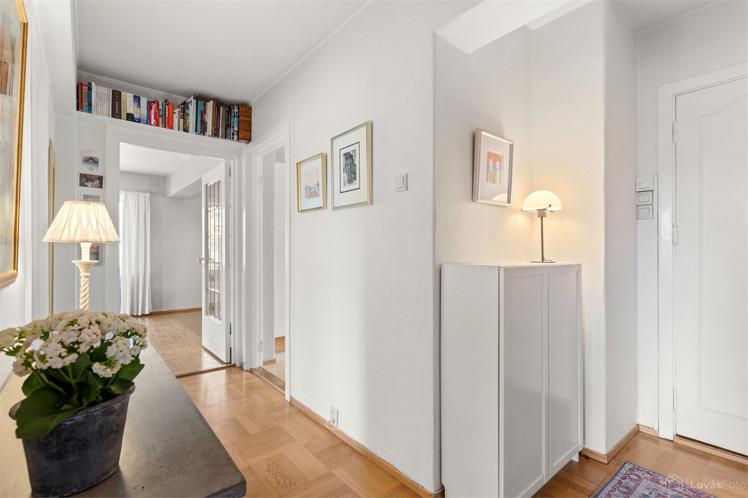 Gangen binder leiligheten sammen og har plass til oppbevaring.