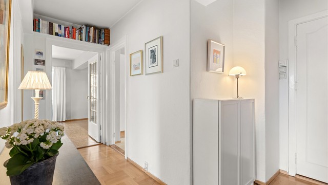 Gangen binder leiligheten sammen og har plass til oppbevaring.