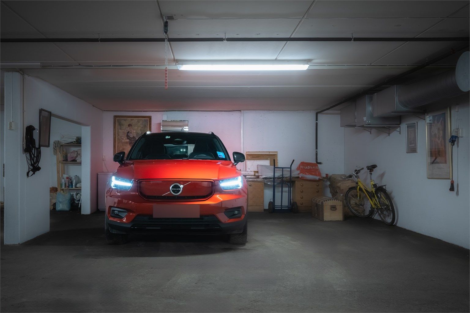 Leiligheten disponerer to biloppstillingsplasser ved siden av hverandre i felles garasjeanlegg med en el-bil lader.