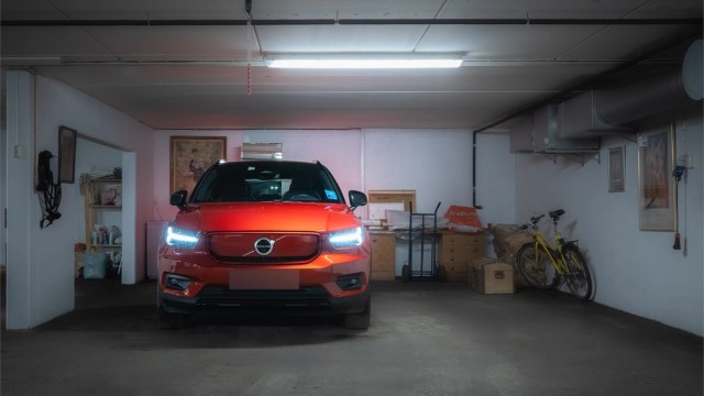 Leiligheten disponerer to biloppstillingsplasser ved siden av hverandre i felles garasjeanlegg med en el-bil lader.