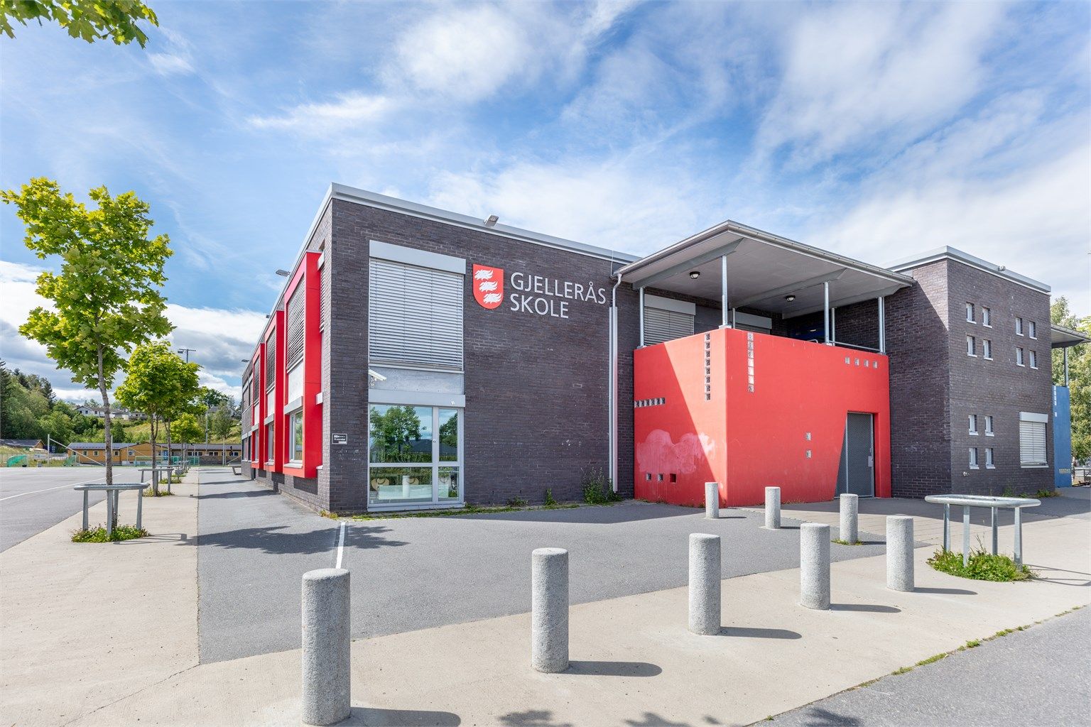 Barneskolen ligger kun en kort spasertur unna