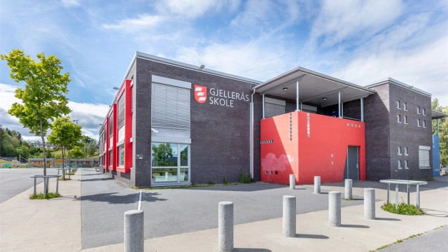 Barneskolen ligger kun en kort spasertur unna