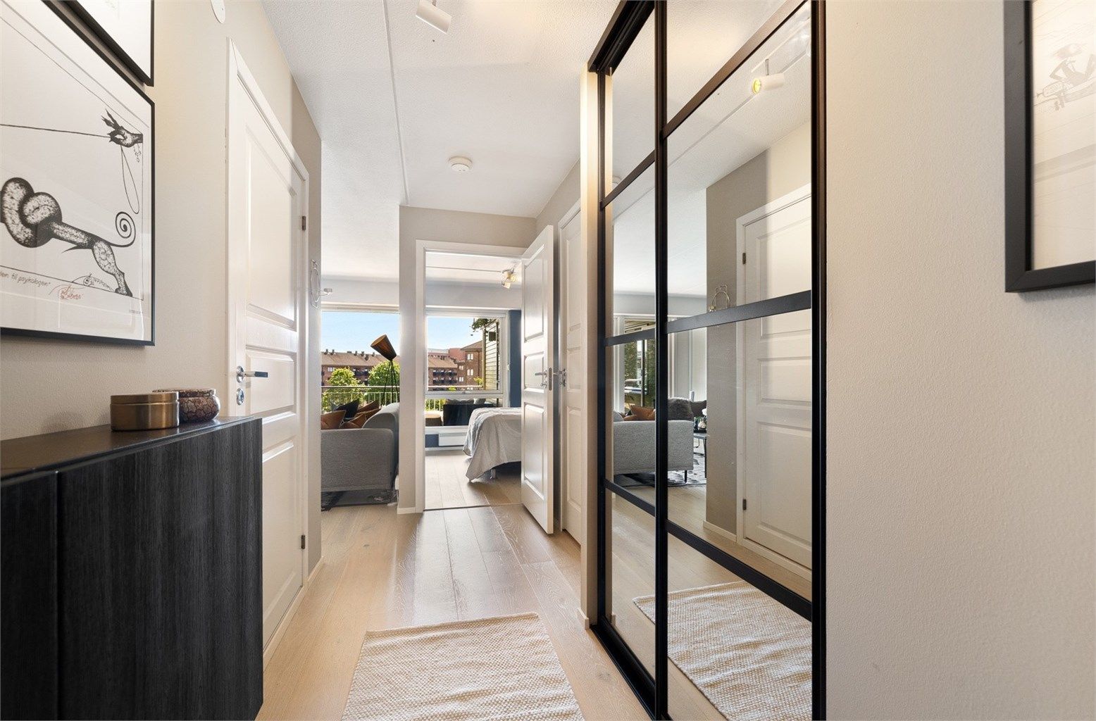 Innbydende entre med god plass til å henge fra seg. 