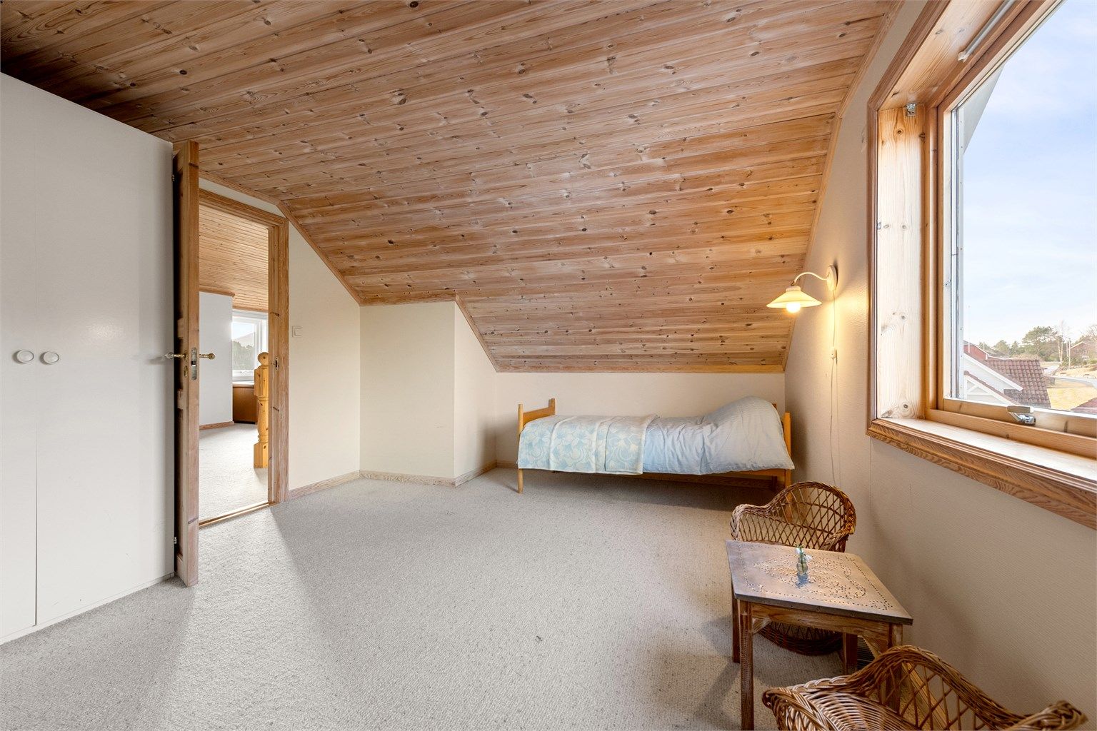 Stor og romslig soverom mot nord i 2. etasje