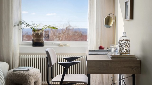 Godt med lysinnslipp fra stort vindu, høyt og fritt beliggende uten innsyn