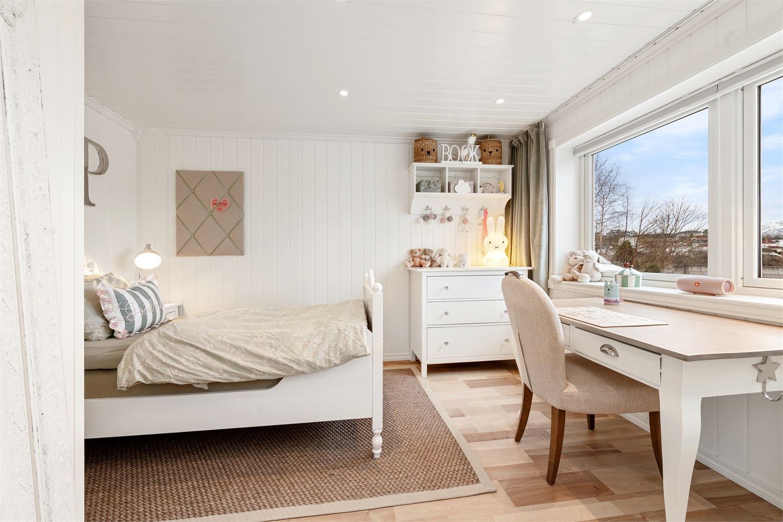 Boligens tredje soverom ligger i underetasjen og har laminatgulv med gulvvarme