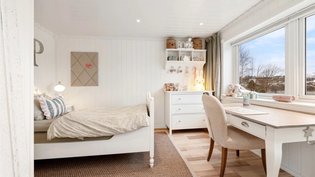 Boligens tredje soverom ligger i underetasjen og har laminatgulv med gulvvarme