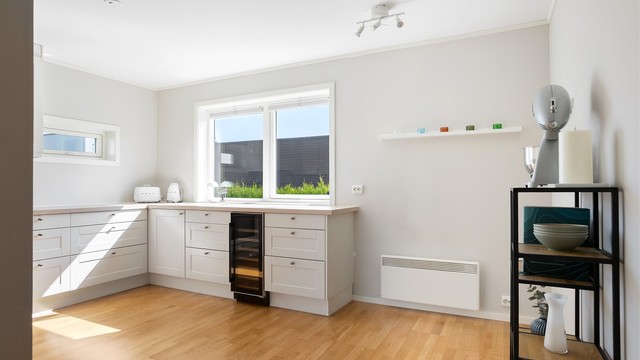 Kjøkkenet har innredning fra HTH og har godt med benkeplass.