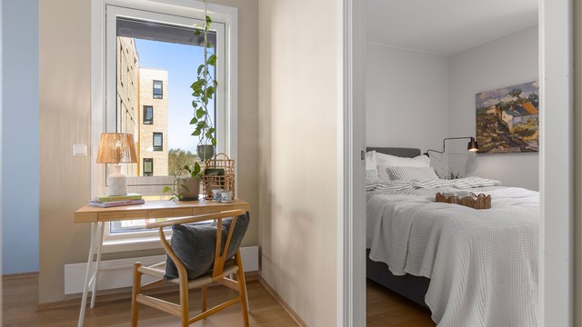Leiligheten har en fleksibel planløsning med rom som kan innredes etter behov, her med innsyn til hovedsoverommet.