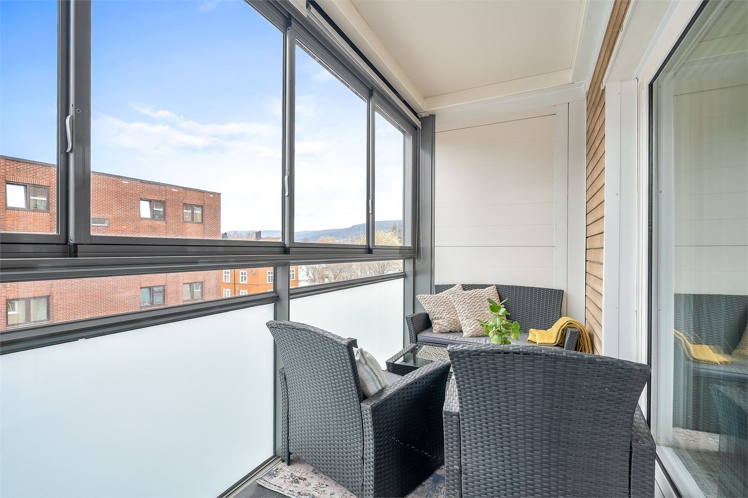 Den innglassede balkongen på 6 kvm fungerer som et ekstra rom store deler av året.