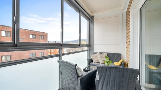 Den innglassede balkongen på 6 kvm fungerer som et ekstra rom store deler av året.