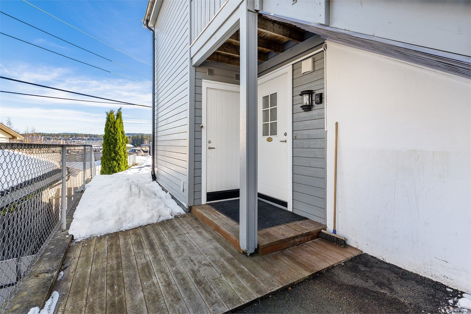 Eget inngangsparti og en praktisk utvendig bod på 5 m². 