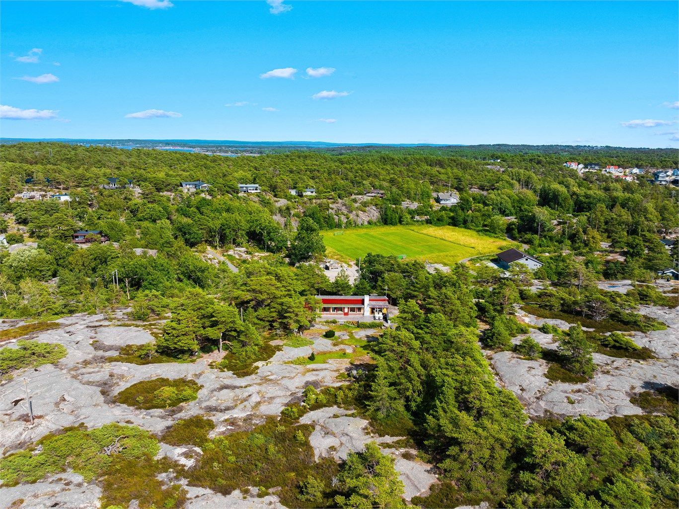 Hytta er frittliggende i veletablerte omgivelser beliggende på et høydedrag