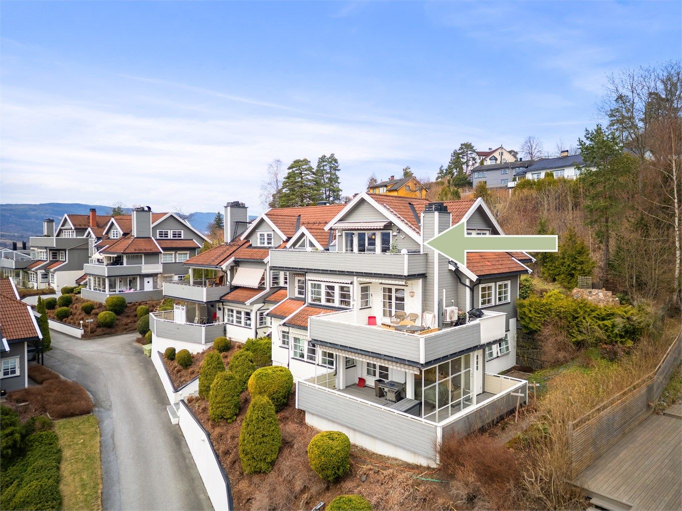 Terrasseleiligheten ligger i et veletablert boligområde på Reistad. 