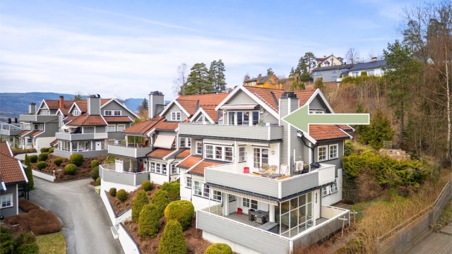 Terrasseleiligheten ligger i et veletablert boligområde på Reistad.