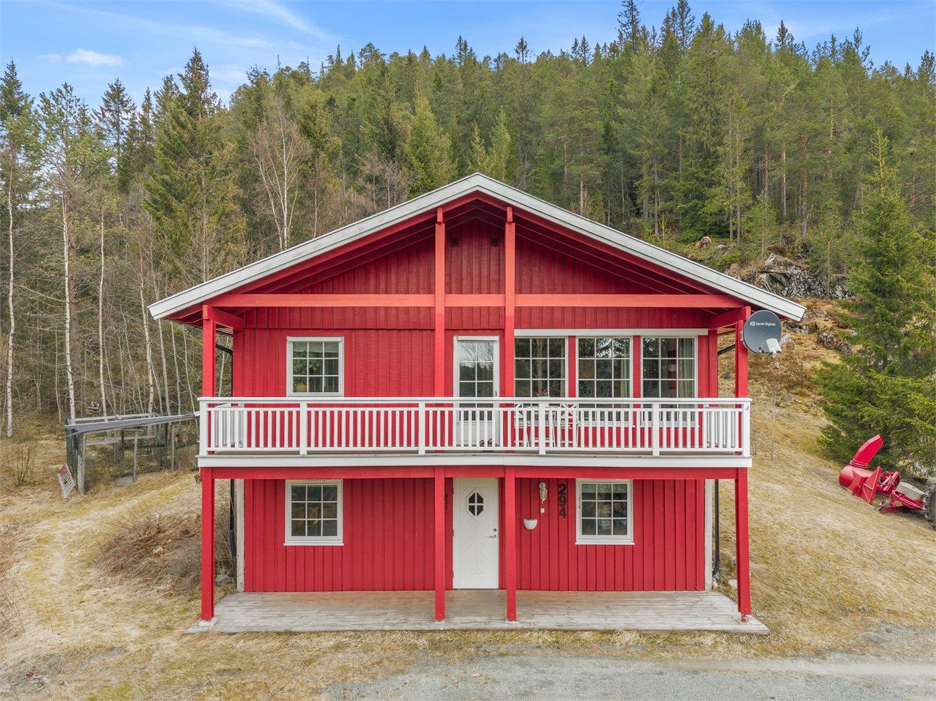 Boligen har en fin fremtoning med klassisk fasadeuttrykk og overbygget veranda i front.