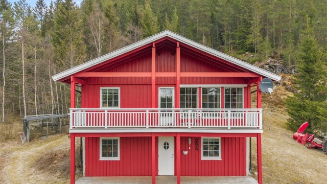 Boligen har en fin fremtoning med klassisk fasadeuttrykk og overbygget veranda i front.