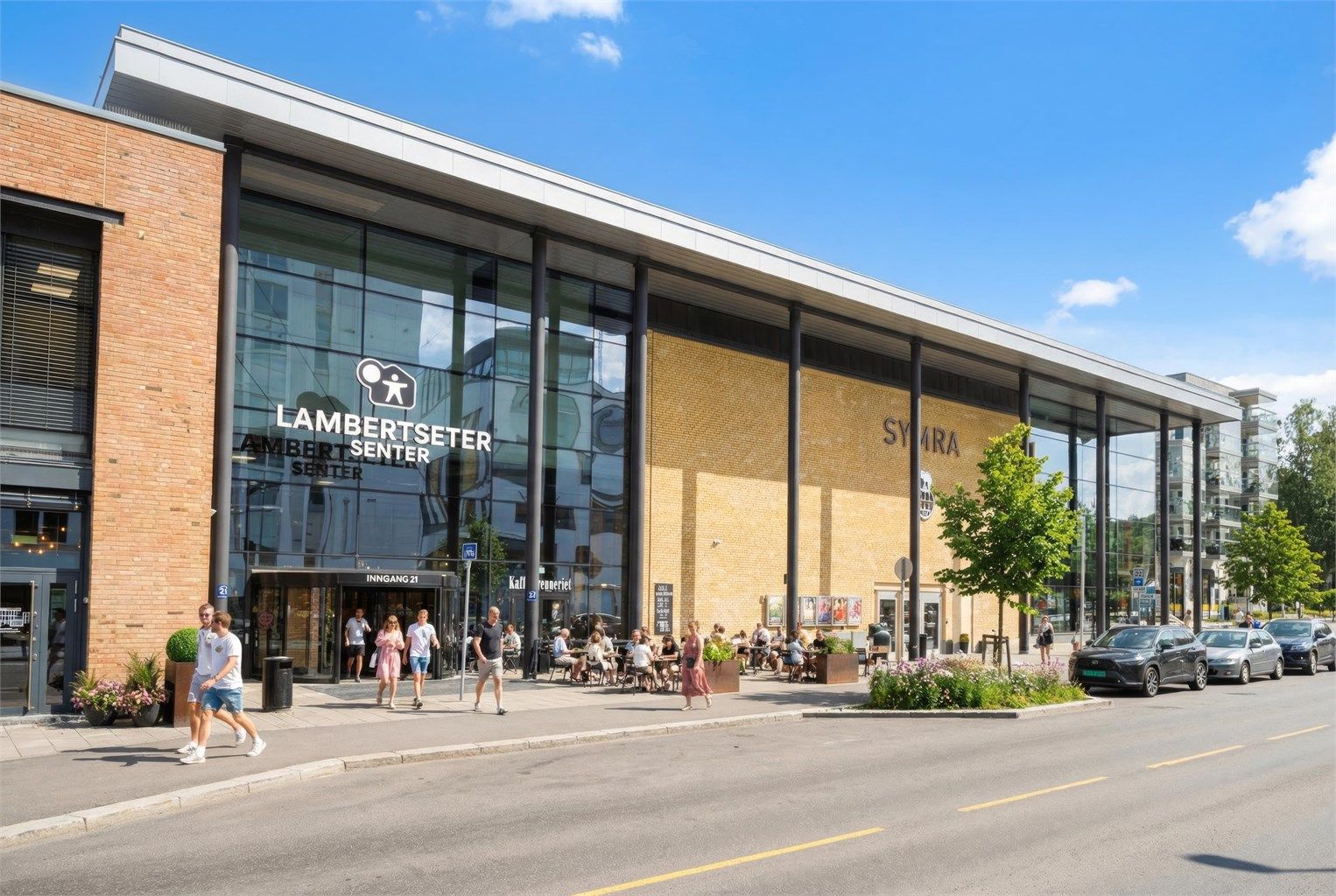 Lambertseter senter med et bredt utvalg av butikker og spisesteder ligger 4-5 minutter unna med sykkel, eller 2 stopp unna med t-bane.