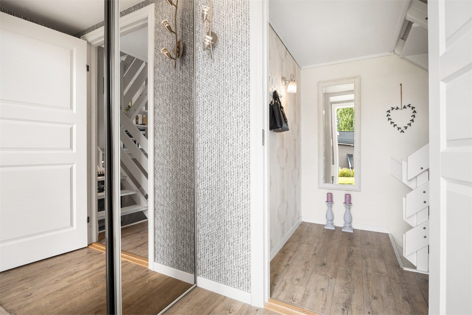 Entréen har plass til oppbevaring og leder videre inn i boligen.