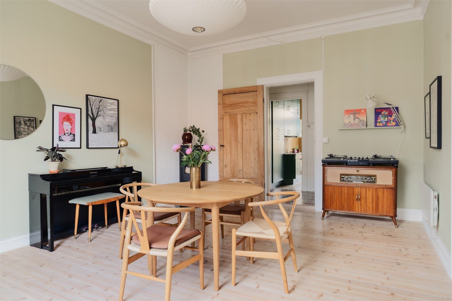 Leiligheten ligger i byggets fjerde etasje plassert på populære Adamstuen.