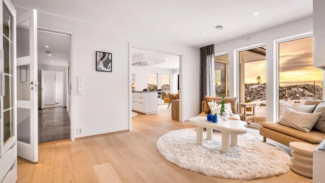 - Peisestuen er boligens hjerte og plassert midt i huset. Den deler kjøkken fra tv-stuen på en naturlig og god måte. -