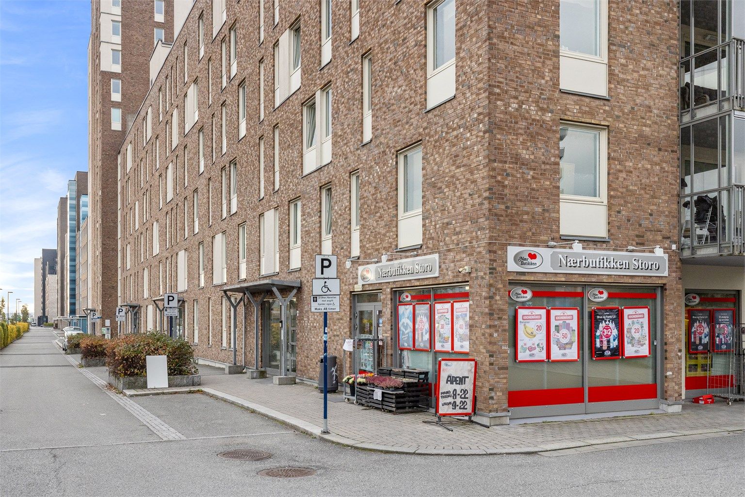 Nærbutikken Storo ligger like ved i nabolaget for enkle hverdagsinnkjøp.