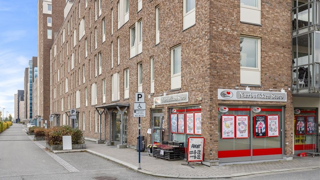 Nærbutikken Storo ligger like ved i nabolaget for enkle hverdagsinnkjøp.