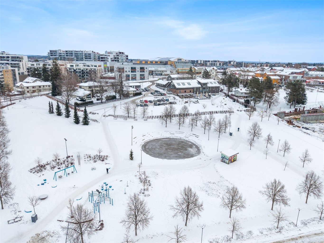 Omkring Såvegen finnes mange flotte grøntarealer og turmuligheter for liten, stor og firbente. Lekeplasser, butikker, cafeer, restauranter m.m. Alt i umiddelbart nærhet 