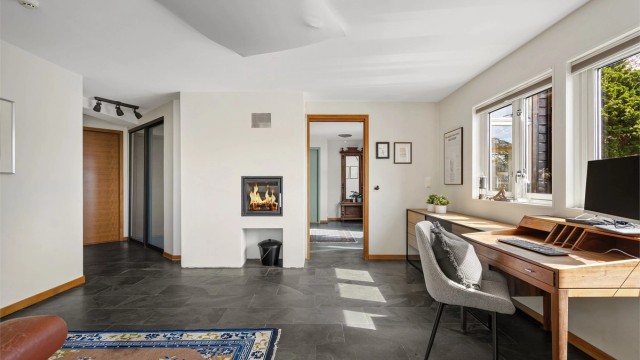 Mellom entré og hall har man fin peis. Fra hall kan man gå rett inn i vinterhage, som går over to plan. Herfra kan man gå direkte ut til solrik terrasse og uteplass .