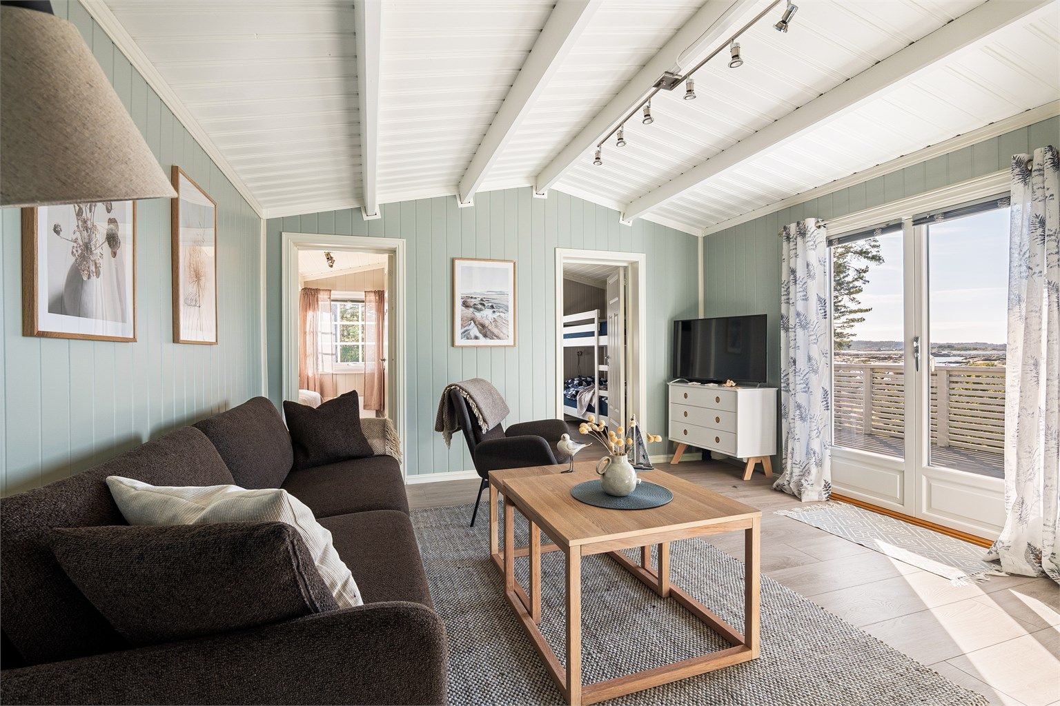 I tilbygget inngår blant annet to nye soverom som begge er tilgjengelig fra stuen.