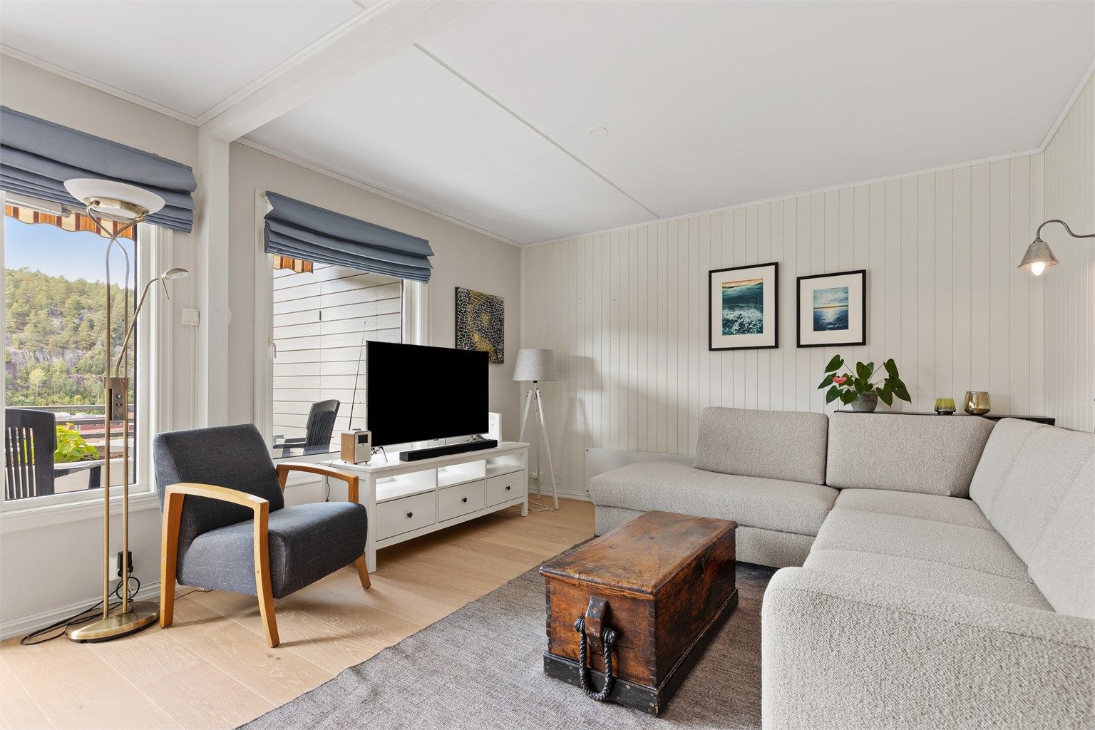 Stuen er lys og åpen og har gode vindusflater som slipper inn rikelig med naturlig lys