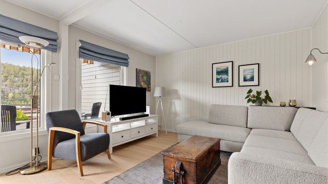 Stuen er lys og åpen og har gode vindusflater som slipper inn rikelig med naturlig lys