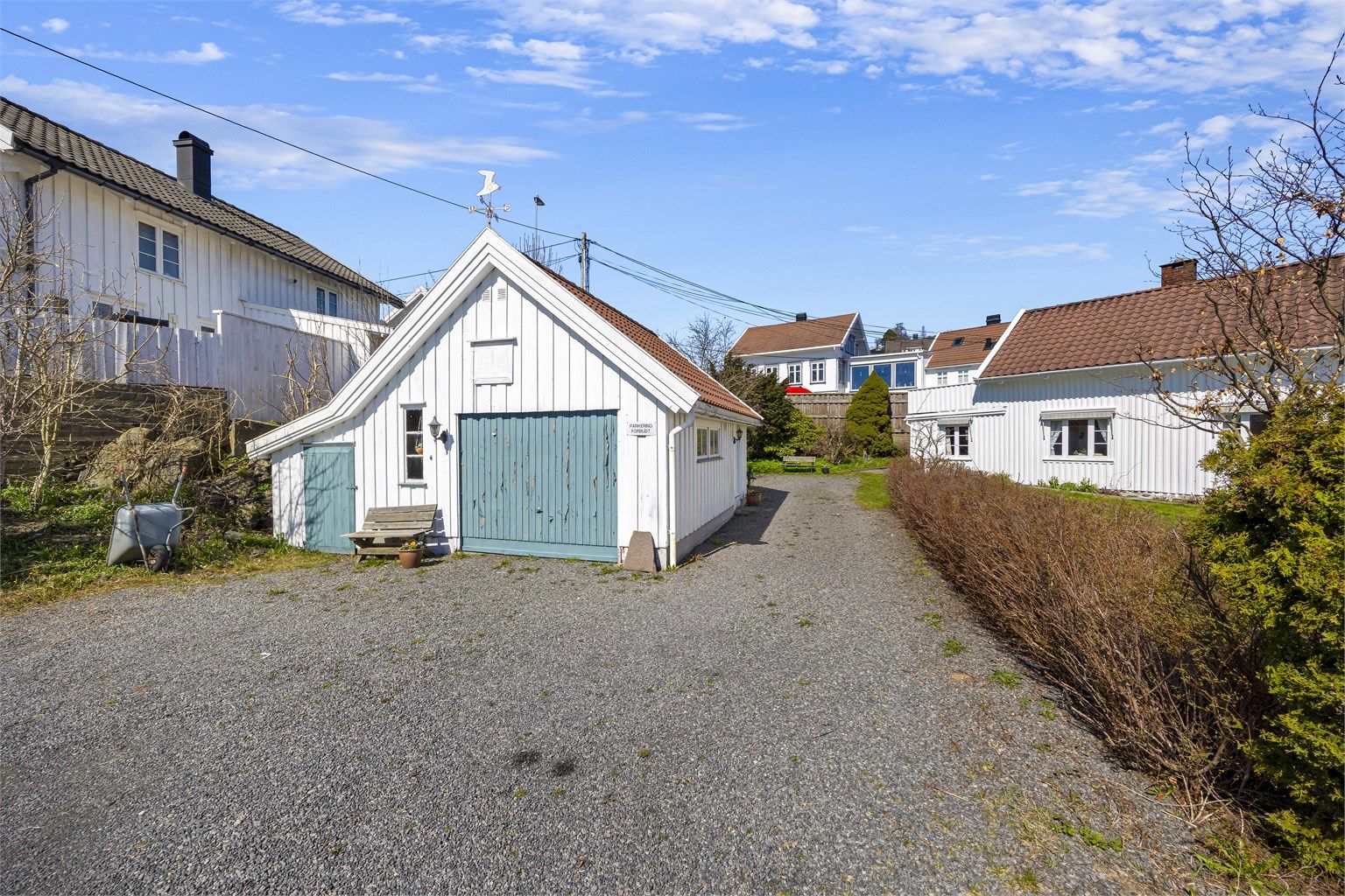 Til eiendommen hører en frittstående garasje med bod, oppført på 1960-tallet. Samlet areal er 35 m².
