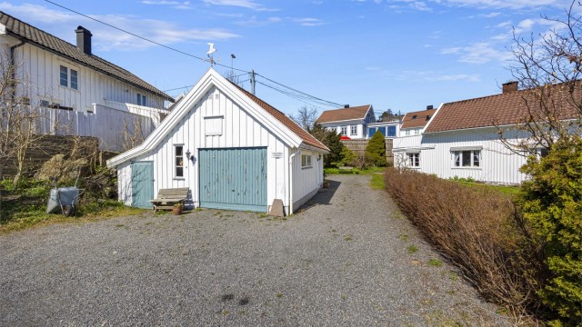 Til eiendommen hører en frittstående garasje med bod, oppført på 1960-tallet. Samlet areal er 35 m².
