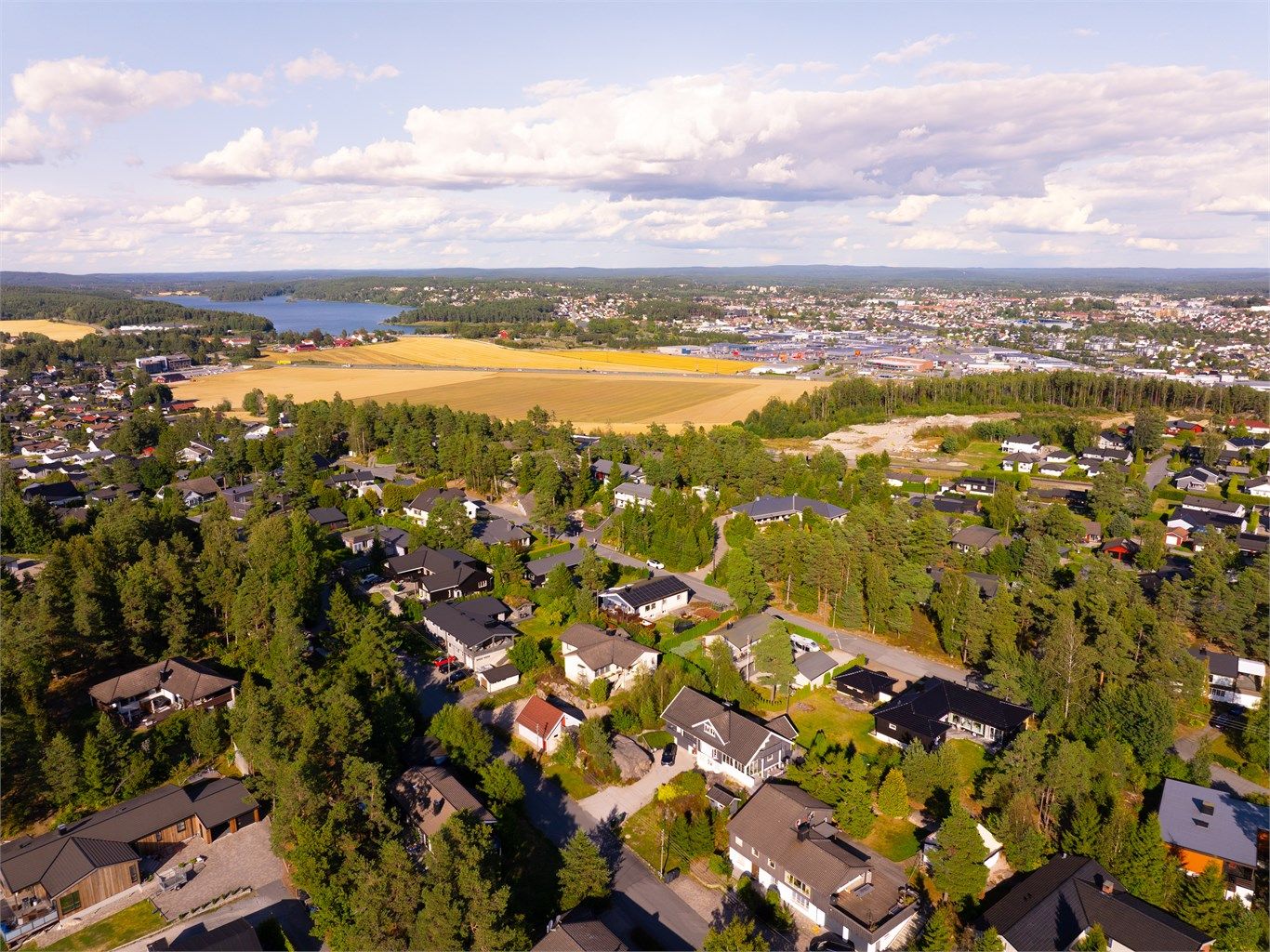 I Johan Nordtugs vei bor du tilbaketrukket, sentralt i forhold til sentrum og med kort avstand til/fra E6.