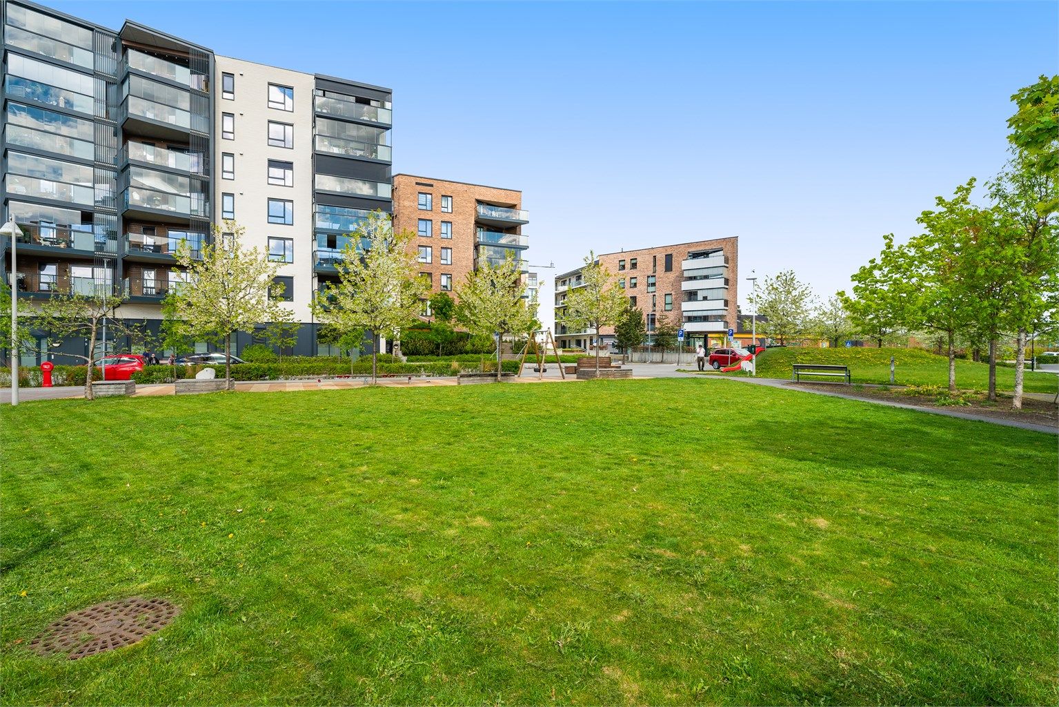 Store, åpne gressplener og parkområder rett utenfor døren.
