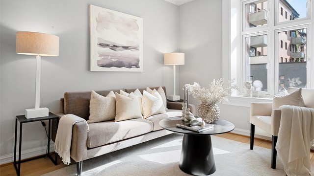 Åpen stue og kjøkkenløsning med god plass til sofa og spisebord.