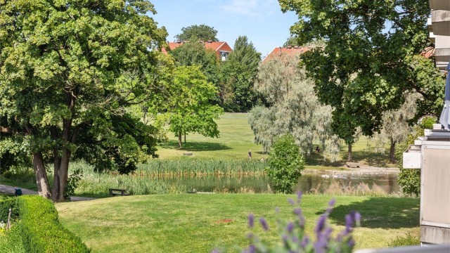 Her bor du med Hovindammens vakre grøntområder som en naturlig del av nabolaget.