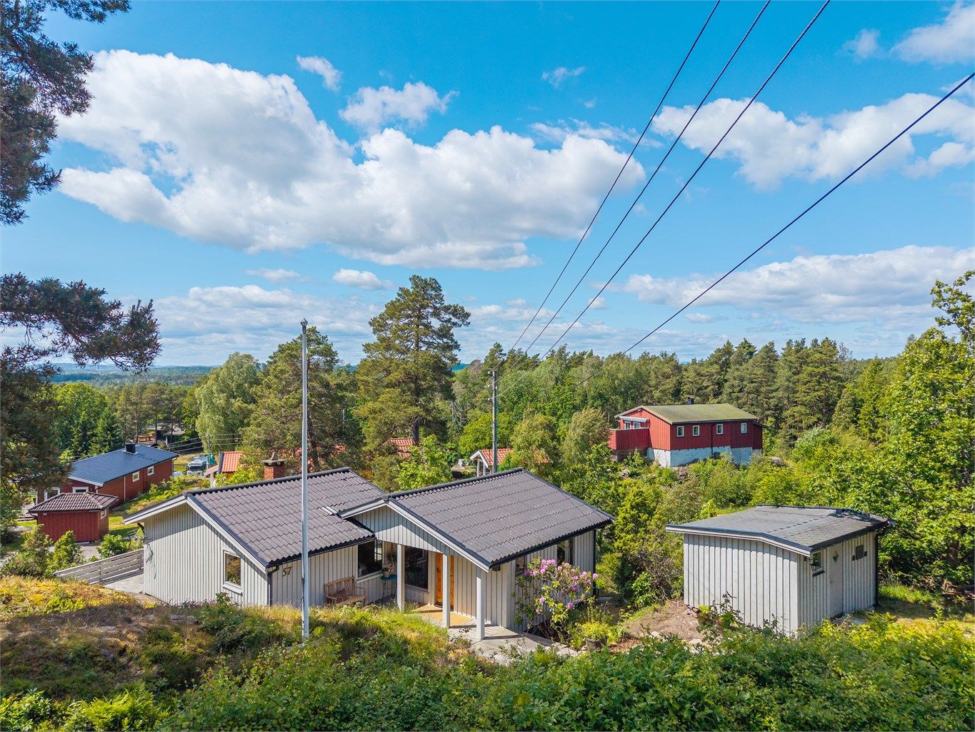 Hytta ligger hyggelig til i et attraktivt hyttefelt på Gjervåg. Eiendommen ligger i svært fredfulle og idylliske omgivelser med skogen og flotte tur og rekreasjonsområder rett på utsiden av stuevinduet ditt
