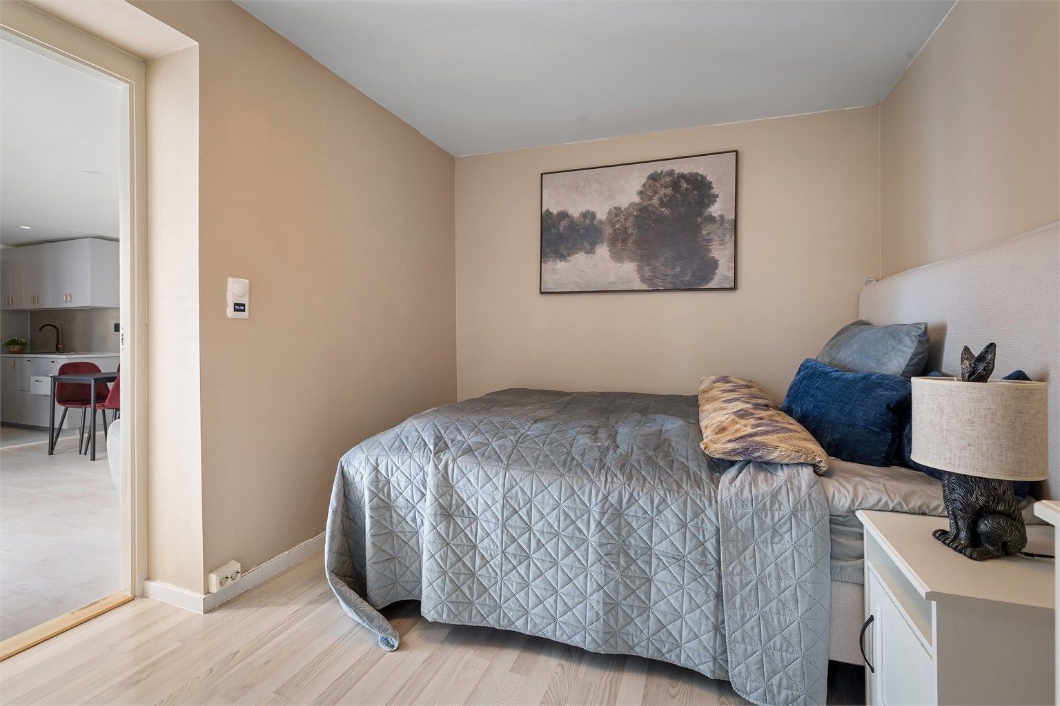 Soverommet har god plass til dobbeltseng, kommode og garderobe  