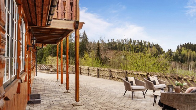 Uteplassen er perfekt for både avslapning og sosiale sammenkomster med god plass til møbler eller kanskje et utekjøkken?