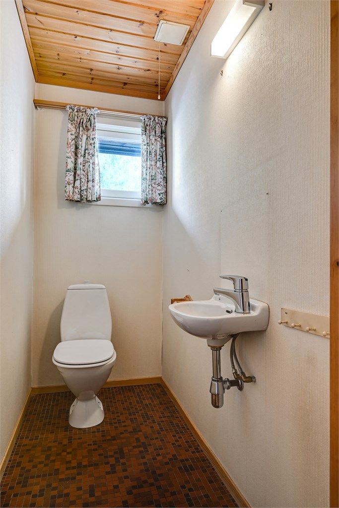 Boligen har eget toalett rom ved siden av badet.