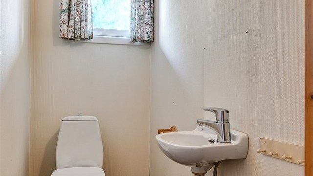 Boligen har eget toalett rom ved siden av badet.