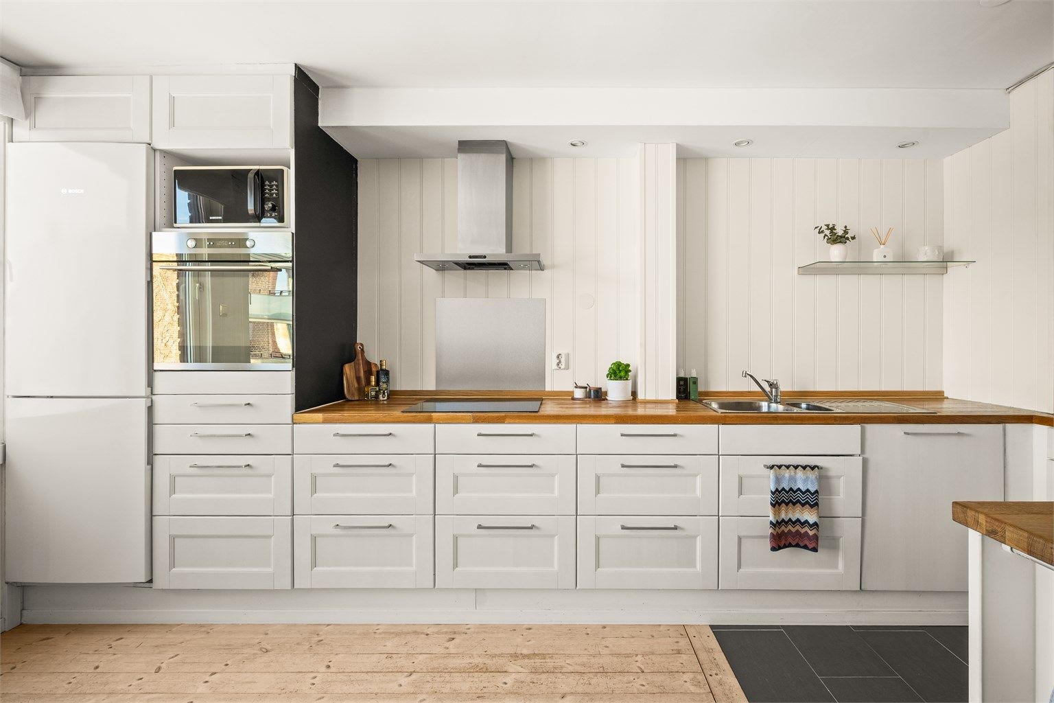 God skap- og benkeplass.