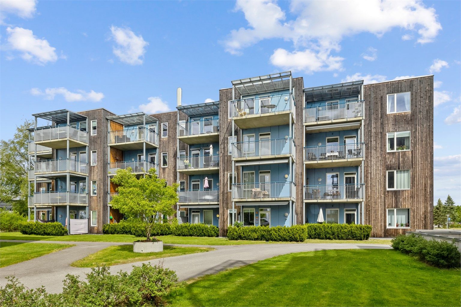 Bygget er oppført i 2014, og leiligheten ligger i hjørnet på toppetasje