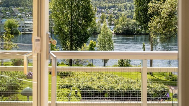 Balkong og stue har flott elveutsikt, i tillegg til utsikt mot Solbergåsen fra stue og kjøkken.